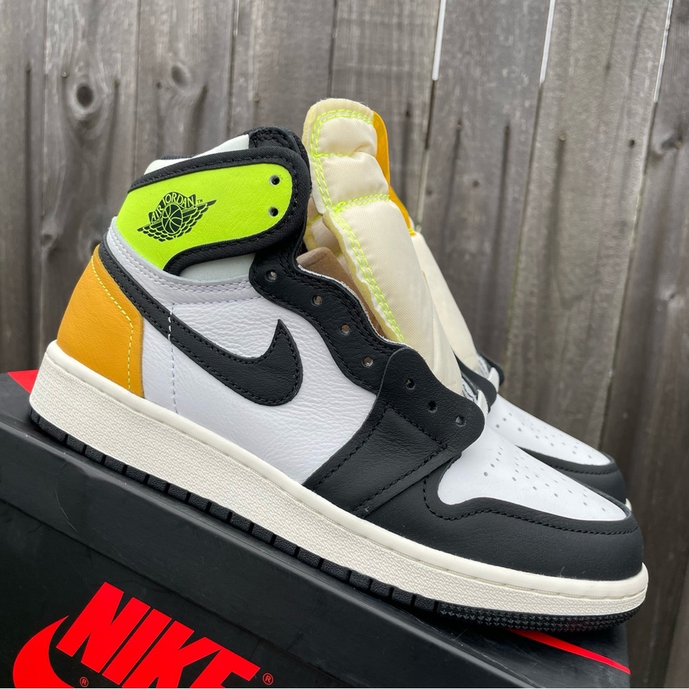 Nike air Jordan 1 Volt size 5y